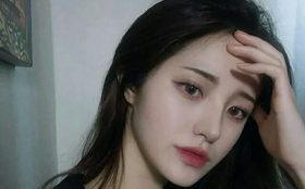 女生同时和不同男生暧昧，我要继续追吗？