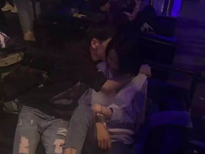 灰色背心搭配技巧百度经验